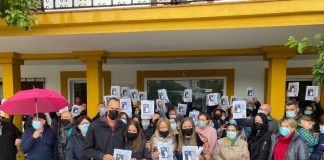 Protesta en Aljaraque en apoyo de la empresaria hostelera a la que el Ayuntamiento no le renueva la concesión de un quiosco