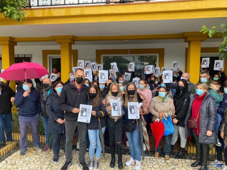 Protesta en Aljaraque en apoyo de la empresaria hostelera a la que el Ayuntamiento no le renueva la concesión de un quiosco