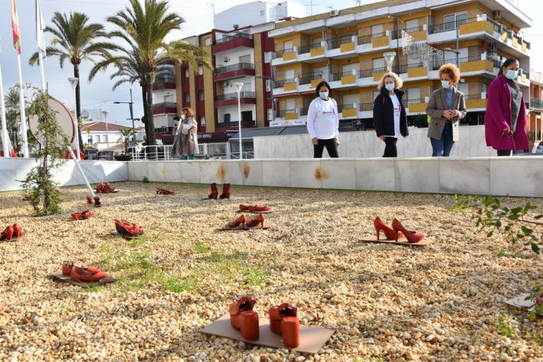 Punta muestra ‘Zapatos sin pasos’ por las 38 mujeres asesinadas en 2021 y Aljaraque cuelga una pancarta del balcón del Ayuntamiento