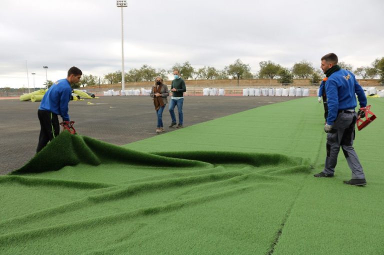 Cartaya acomete la instalación del nuevo césped artificial de su campo de fútbol 11