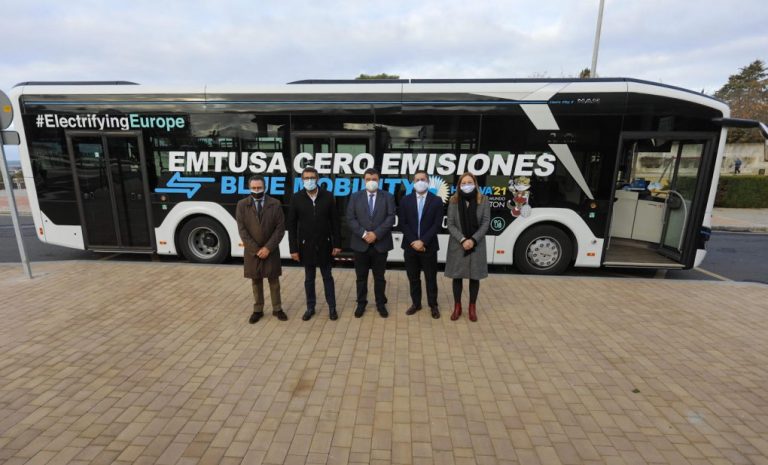 Huelva presenta el primer autobús urbano eléctrico que circula por sus calles