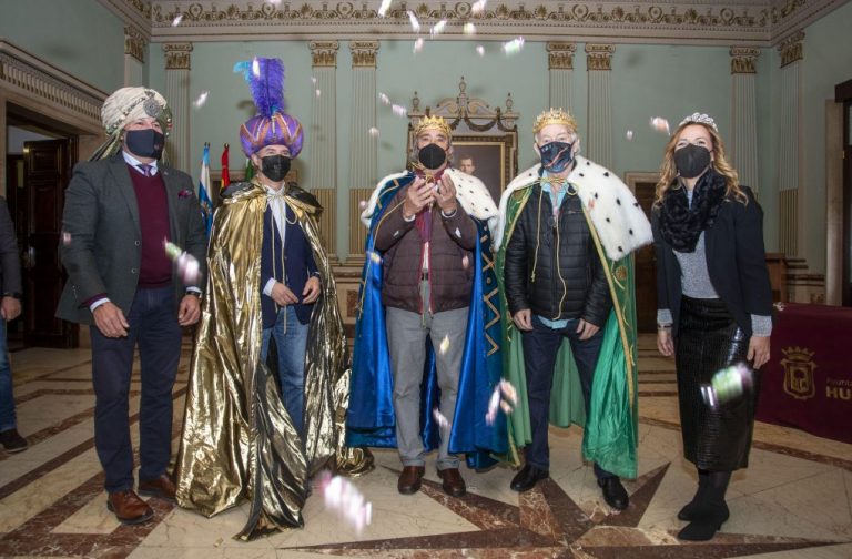 Huelva corona a sus Reyes Magos para repartir ilusión en una Cabalgata que cumple cien años