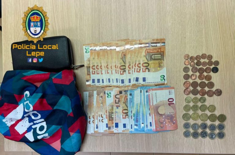 Sorprendido en Lepe mientras desvalijaba el bolso a una mujer que compraba en una farmacia