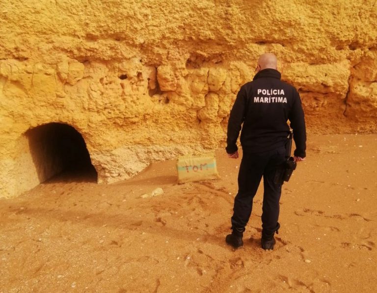 El mar sigue expulsando fardos de hachís a las costas suratlánticas peninsulares