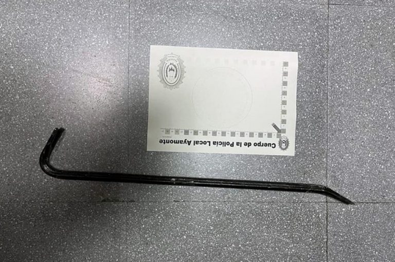 Sorprendido en Ayamonte cuando intentaba forzar una furgoneta con una ‘barra de uñas’