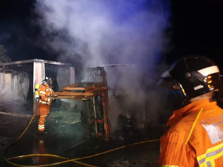 Un incendio calcina en San Silvestre de Guzmán un tractor y un módulo prefabricado