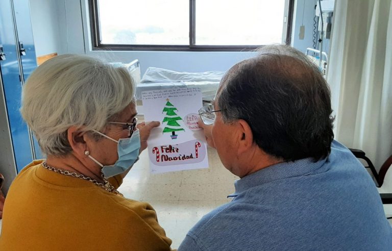 Escolares de Lepe mandan más de 200 felicitaciones de Navidad a personal y pacientes del Infanta Elena