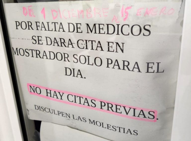 El centro de salud de Punta anuncia con un cartel la «falta de médicos» y la suspensión de citas previas