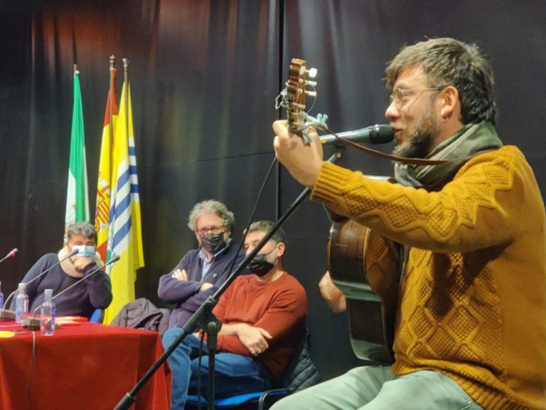 Miguel Ángel Márquez, del dúo isleño ‘Antílopez’ presenta en Isla Cristina su primer libro
