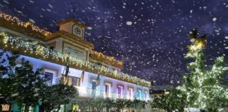 La plaza de Andalucía de Aljaraque recibe una «espectacular» ‘nevada’ navideña