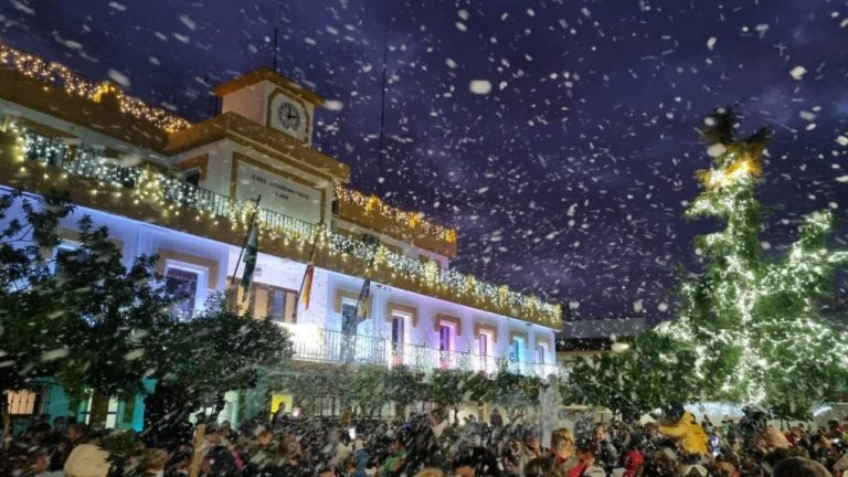La plaza de Andalucía de Aljaraque recibe una «espectacular» ‘nevada’ navideña
