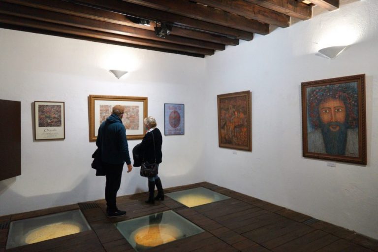 Ayamonte rinde homenaje a Overli, uno de sus artistas más consagrados