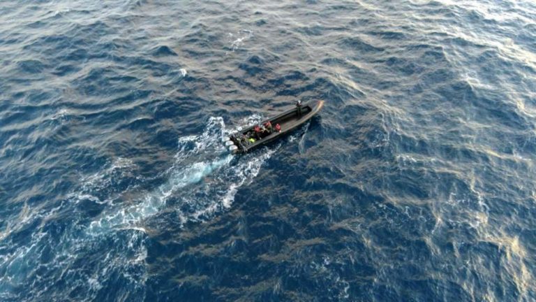 El ejército portugués rescata a 4 españoles que se hundían con una semirrígida en el Algarve