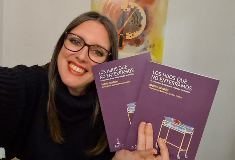 La periodista isleña Raquel Rendón narra en un libro el escándalo de los bebés robados en Huelva