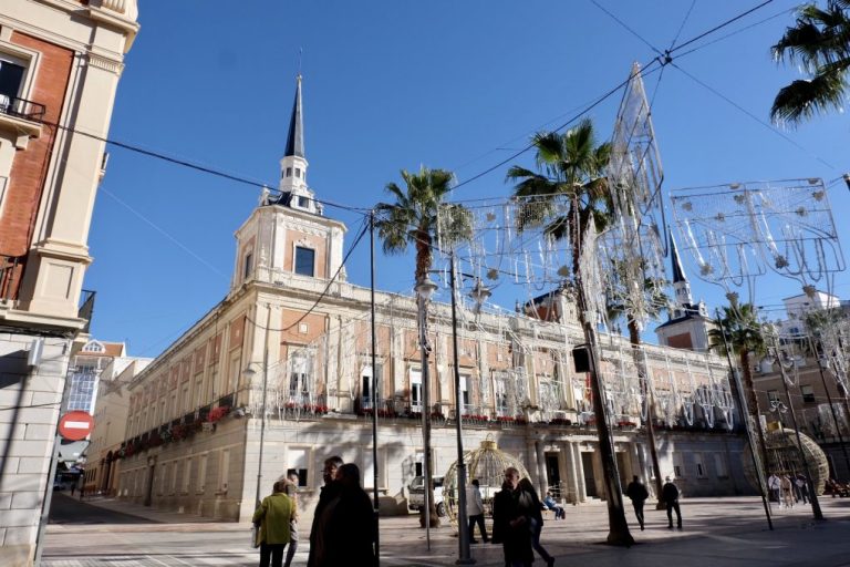 El Ayuntamiento de Huelva culmina la reforma exterior de los torreones del edificio consistorial