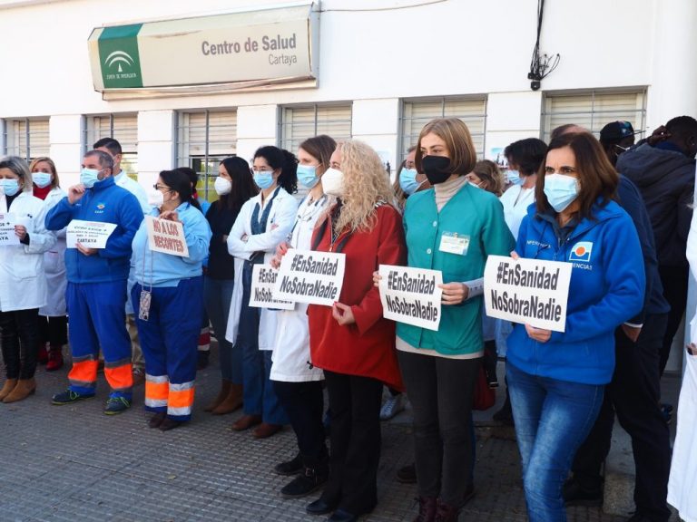 Sanitarios se concentran en Cartaya en defensa de la Atención Primara y para pedir un incremento de la plantilla de auxiliares de enfermería