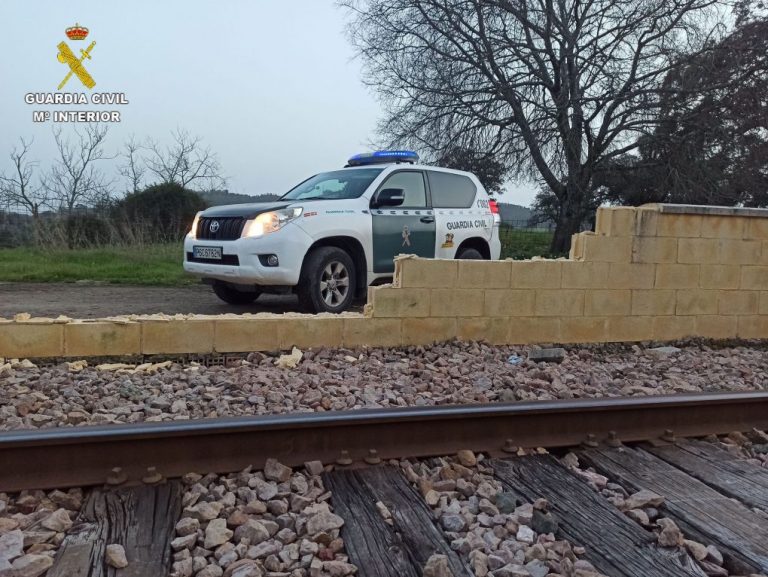 Roban bloques de un muro de protección de la vía del tren en Almonaster para una construcción privada