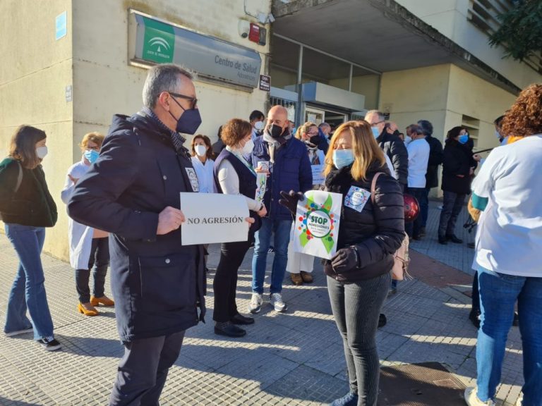 Sanitarios protestan en Huelva contra la agresión sufrida por un vigilante en un centro de salud