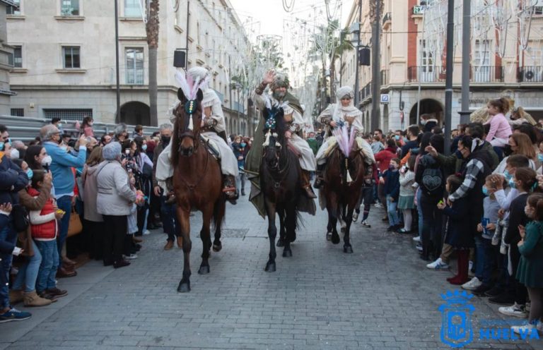 El Heraldo Real recibe las llaves de Huelva para que los Magos puedan llegar este martes a la ciudad