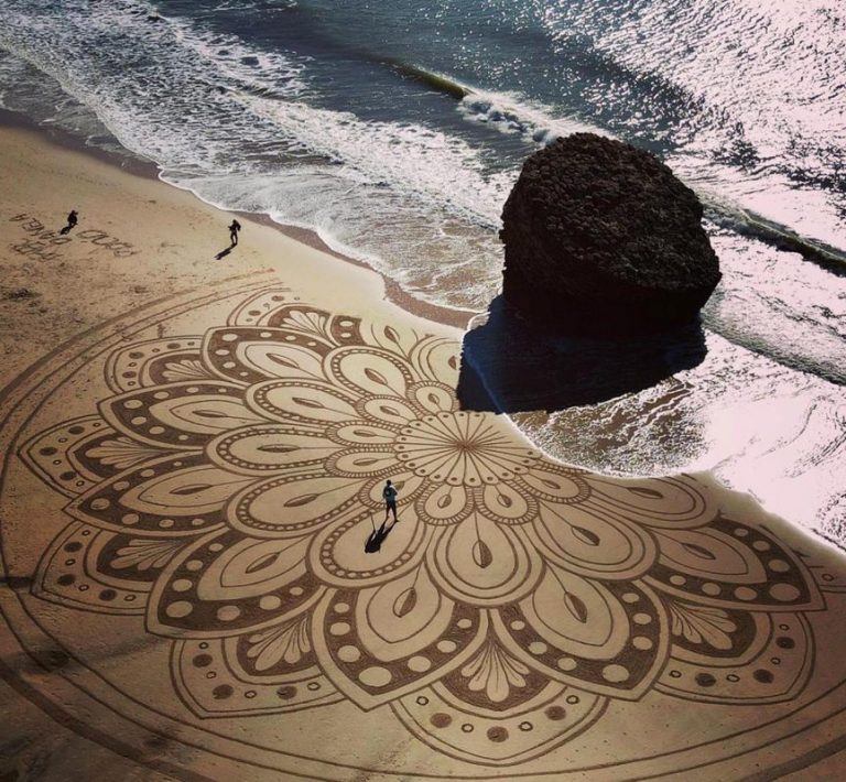 Dibujan un gran mandala en la bajamar de Matalascañas para llamar la atención sobre el cambio climático