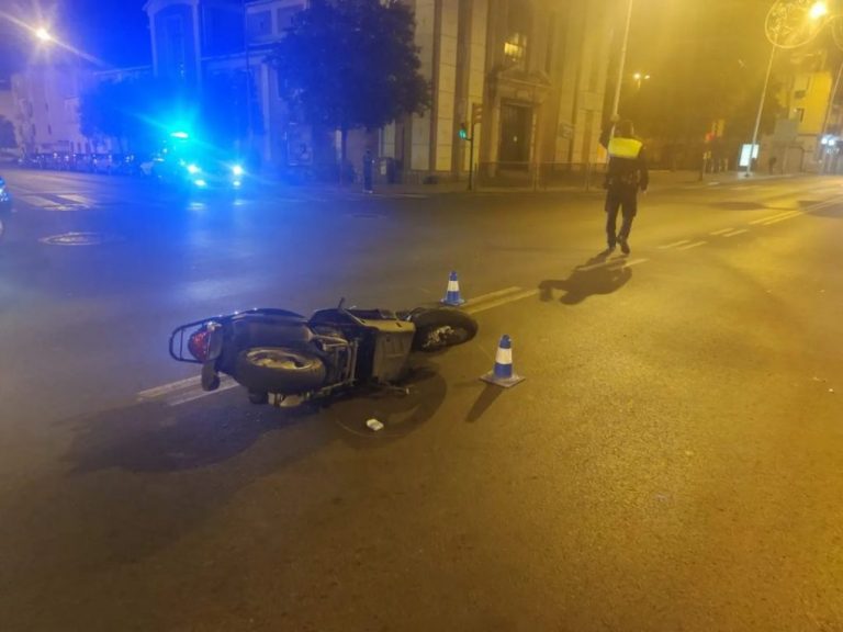 Una moto choca con un turismo en Huelva tras darse a la fuga al ser pillado circulando en dirección prohibida