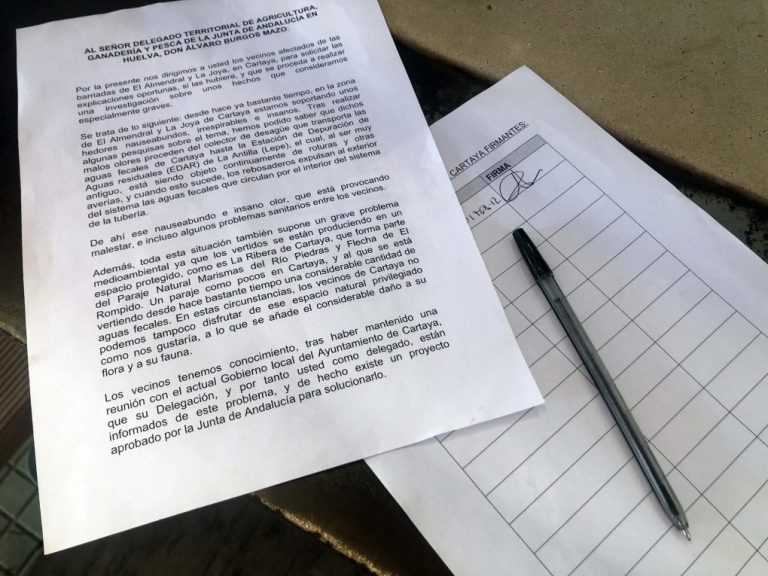 Cartaya recoge firmas para pedir el arreglo de un colector de fecales que provoca malos olores