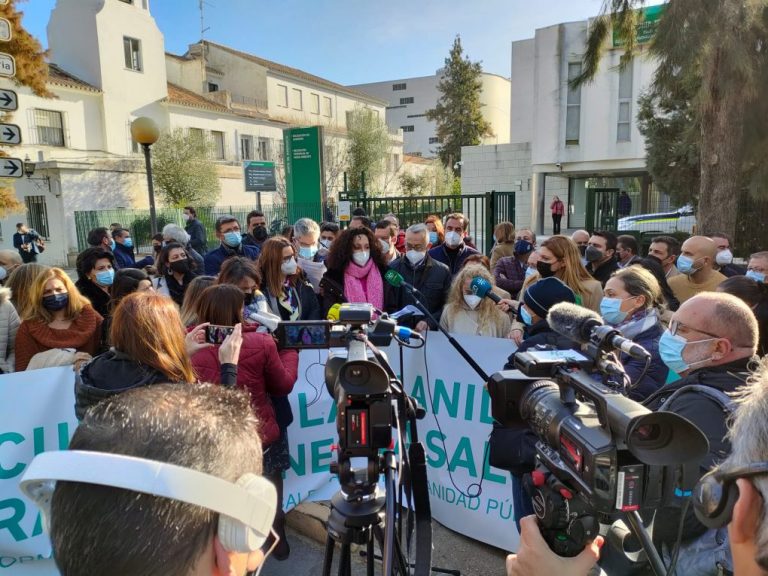 Alcaldes onubenses se concentran en contra del desmantelamiento de la sanidad pública