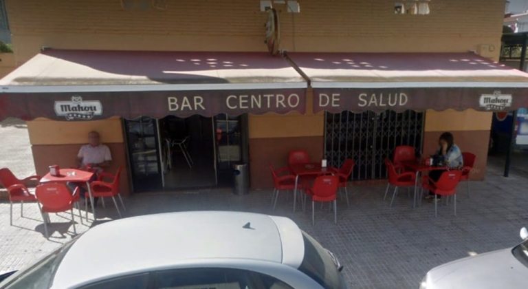 Apalean y patean brutalmente en la cabeza al gerente de un bar en Gibraleón para robarle
