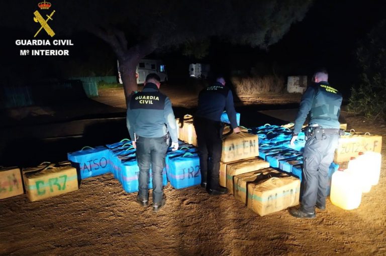 Intervenidos más de 2.000 kilos de hachís en una playa de Isla Cristina