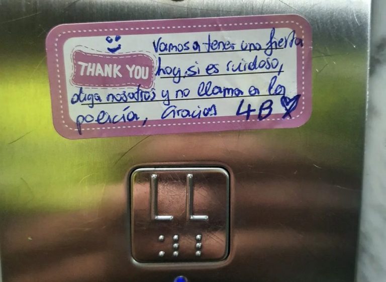 Anuncia en el ascensor una fiesta en un piso en Huelva y pide a los vecinos que no llamen a la policía
