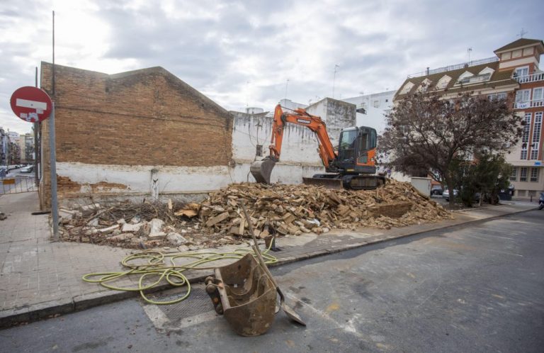 El Ayuntamiento de Huelva derriba un edificio en ruinas, acabando con un foco de insalubridad