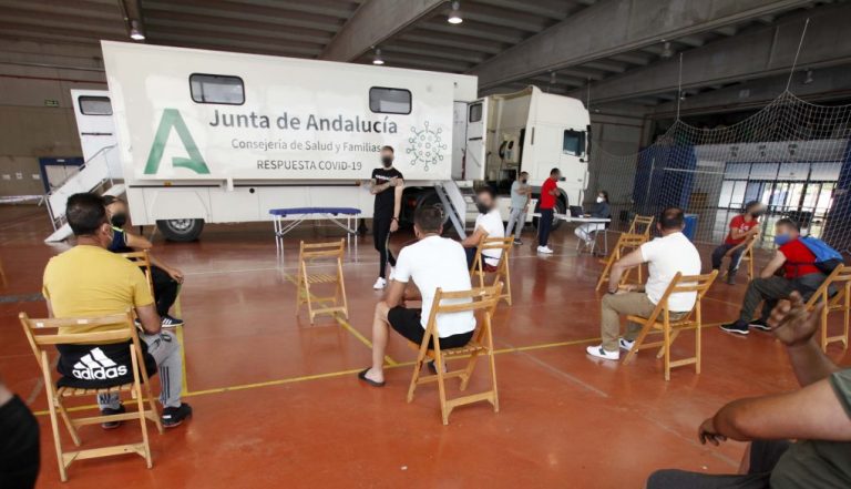 Casi un millar de personas acuden a una vacunación masiva contra el covid en Isla Cristina