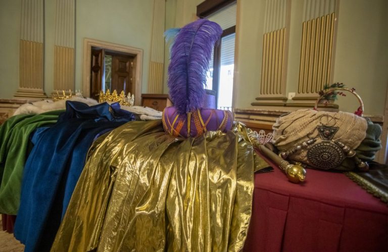 Las 18 carrozas de la Cabalgata de Reyes de Huelva recorren este miércoles la ciudad