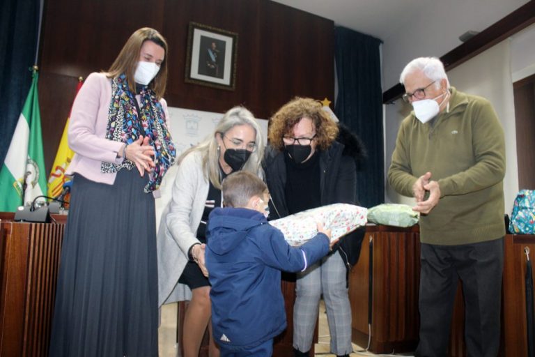 Una decena de menores cartayeros reciben regalos de Reyes gracias al ‘Árbol de los sueños’