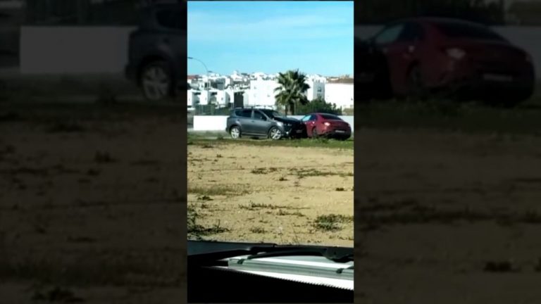 Imputan en Cartaya a dos conductores que acabaron a golpes con sus coches y entre ellos en plena vía pública