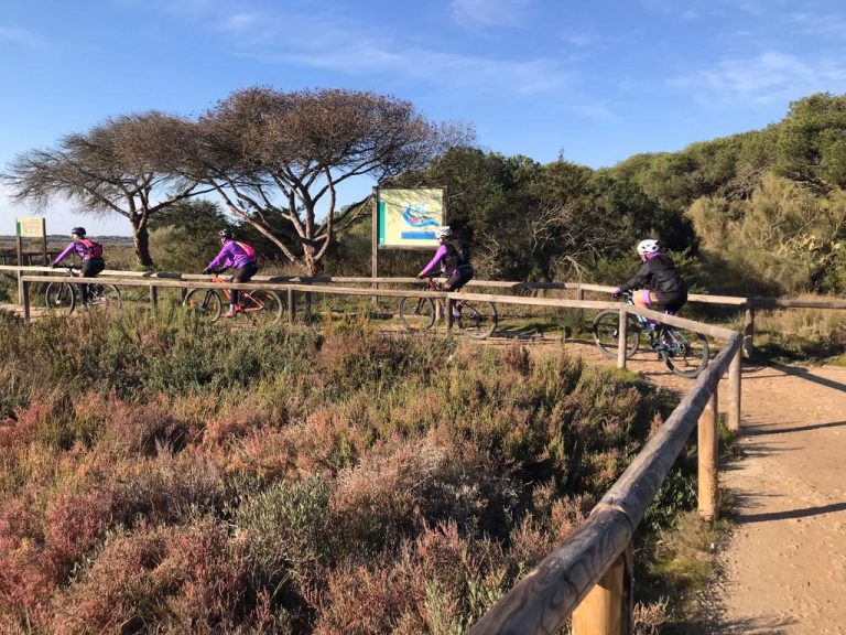 Las mujeres de Cartaya se empoderan sobre la bicicleta
