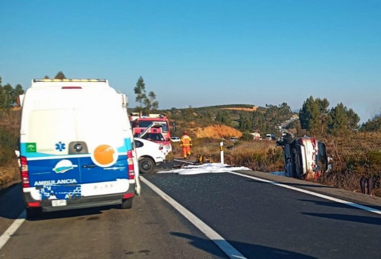 Dos personas heridas en una aparatosa colisión entre dos vehículos cerca de San Bartolomé