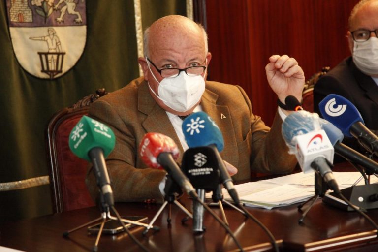 IU Punta Umbría pedirá nombrar persona «non grata» al consejero de Salud, Jesús Aguirre