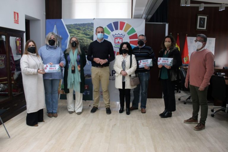 Cartaya entrega los premios a los ganadores de los mejores escaparates navideños