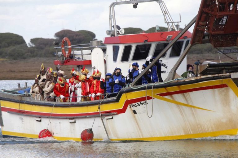La magia de los Reyes Magos reparte ilusión por la costa de Huelva