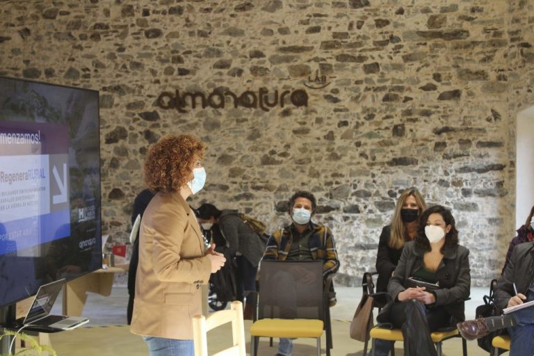 Para la presidenta de la Diputación de Huelva el emprendimiento sostenible «abre una puerta al futuro» del reto demográfico