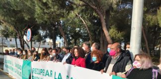 Alcaldías y portavoces onubeses vuelven a concentrarse por el fin de los recortes de la Junta en la sanidad pública
