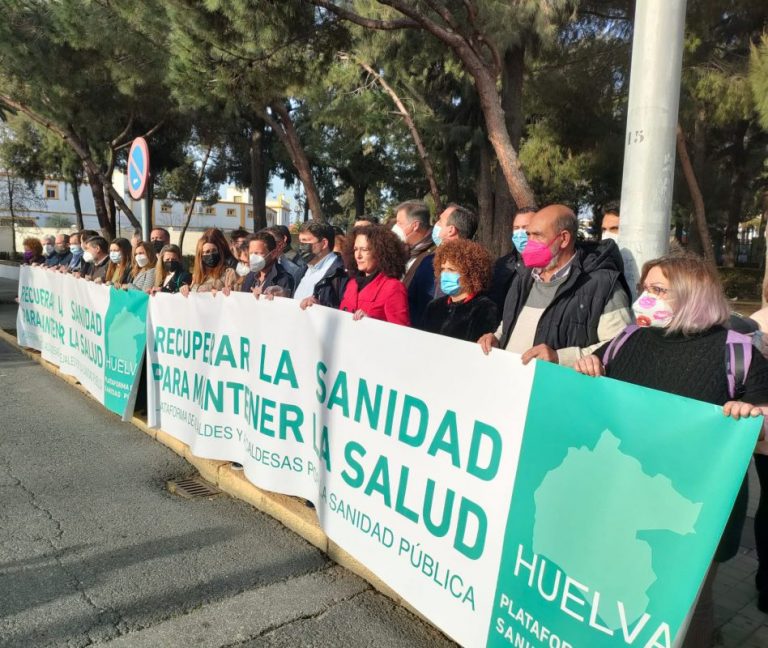 Alcaldías y portavoces onubeses vuelven a concentrarse por el fin de los recortes de la Junta en la sanidad pública