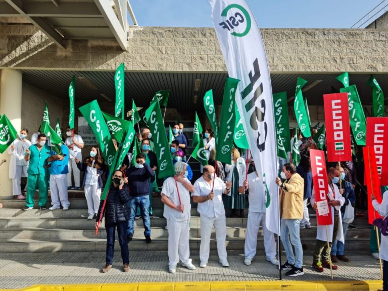 Profesionales sanitarios protestan en Huelva para reclamar mejoras laborales