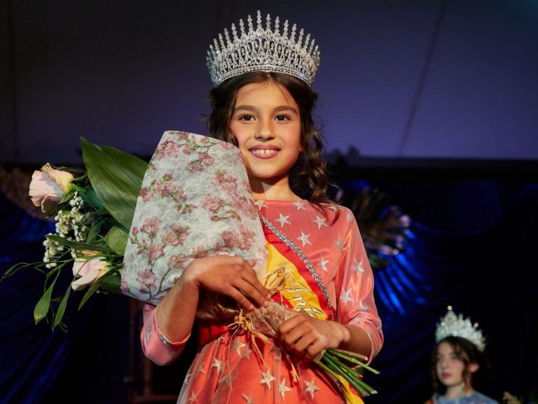 La pequeña Luna Campaña Hernández, reina infantil del Carnaval de Ayamonte