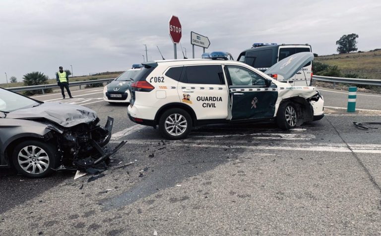 Dos heridos en un accidente en Calañas con un coche patrulla de la Guardia Civil implicado
