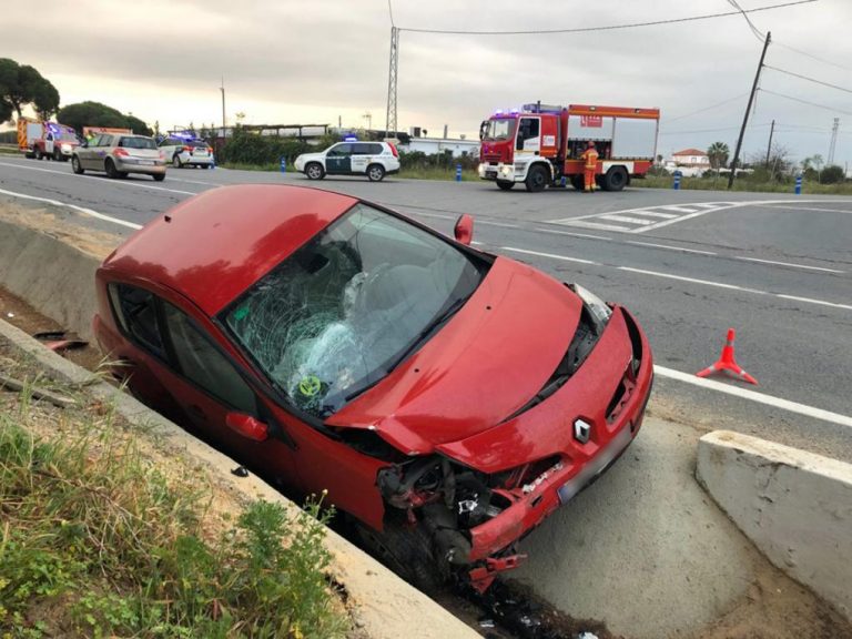 Dos heridos en una colisión entre dos vehículos junto al recinto romero de Cartaya