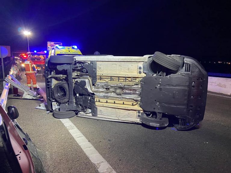 Rescatan a una persona que quedó atrapada en un vehículo en un accidente entre Huelva y Punta Umbría