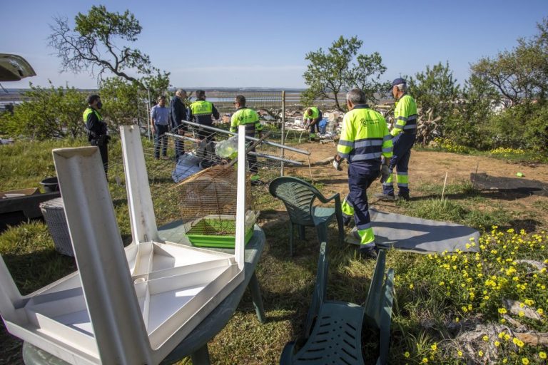 El Ayuntamiento de Huelva desmantela, limpia y sanea un asentamiento ilegal en el Conquero