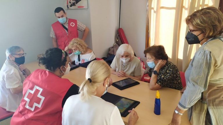 Cruz Roja Huelva ayuda a 600 mayores a superar la brecha digital en la provincia